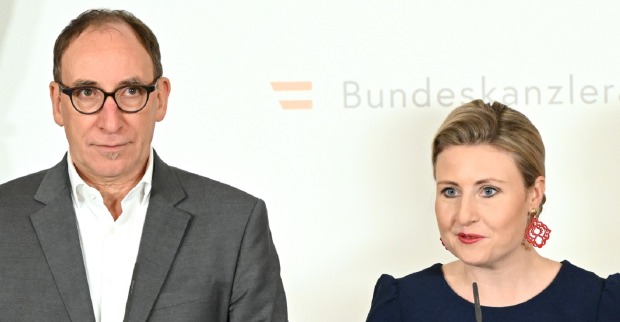 Gesundheitsminister Rauch und Familienministerin Raab bei der Ankündigung zum neuen Eltern-Kind-Pass