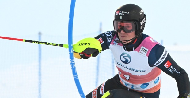 Sara Hector kickt Slalomstange weg. | Credit:  Jnu / Lehtikuva / picturedesk.com