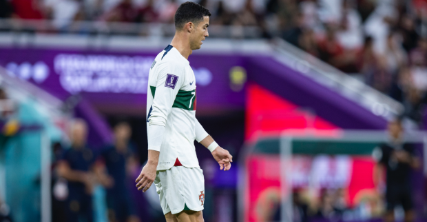 Cristiano Ronaldo in einem weißen Dress der portugiesischen Nationalelf, der enttäuscht das Spielfeld verlässt