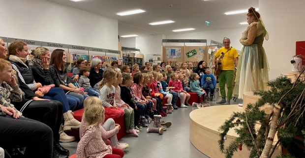 Auftretende und Kinder in der Stadtbücherei Spittal