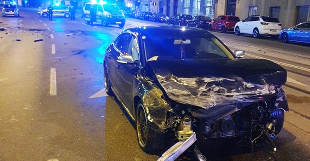 Autowrack, im Hintergrund Blaulicht