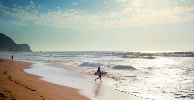 Strand, Meer und Surfer in Portugal. | Credit: iStock.com/joyt