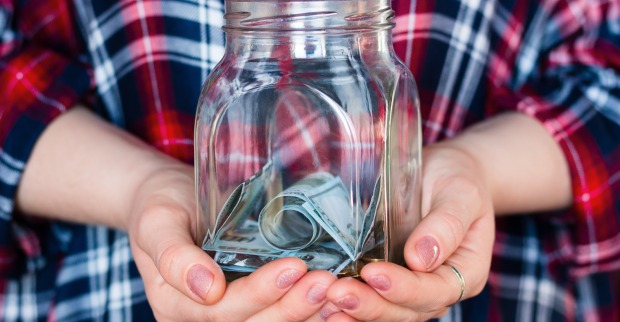 Spenden in einem Gefäß