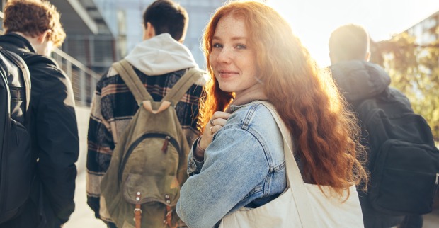 Junges Mädchen dreht sich zur Kamera um | Credit: iStock.com/jacoblund