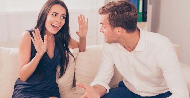 Mann und Frau streiten auf weißer Couch | Credit: iStock.com/Deagreez