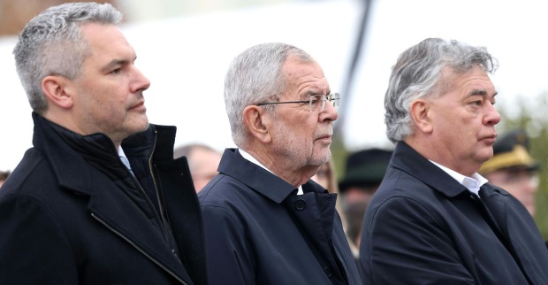 Bundeskanzler Karl Nehammer mit Bundespräsident Alexander Van der Bellen und Vizekanzler Werner Kogler