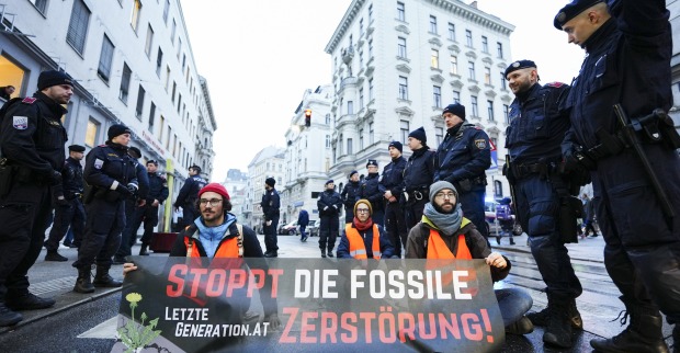 Klimakleber in Wien | Credit: EVA MANHART / APA / picturedesk.com