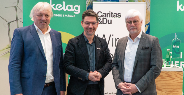 Adolf Melcher, Ernst Sandriesser und Manfred Freitag vor drei Rollups der KELAG sowie der Caritas Kärnten
