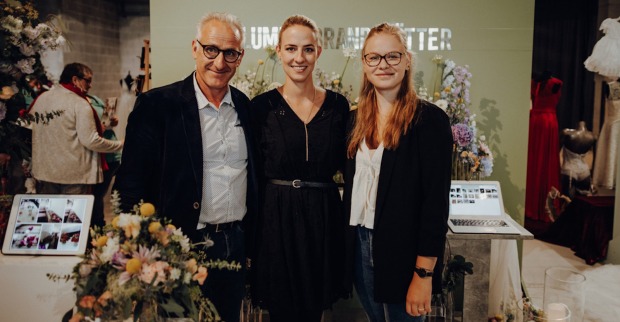 Der Brandstätter Floristik-Geschäftsführer mit zwei Mitarbeiterinnen. | Credit:  wearetheclick