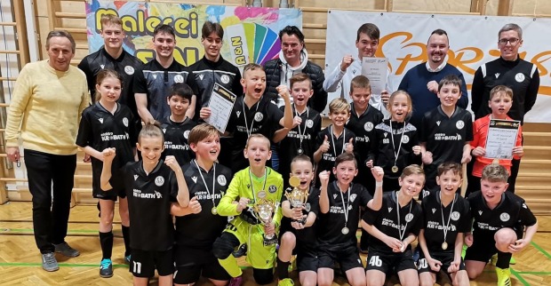 Die Nachwuchsspieler des SV SPORTASTIC Spittal jubeln in der Spittaler Ballsporthalle über den Turniersieg in drei Altersklassen