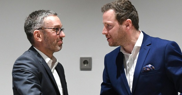 Herbert Kickl und Michael Schnedlitz Stehen einander gegenüber und reichen sich die Hand.