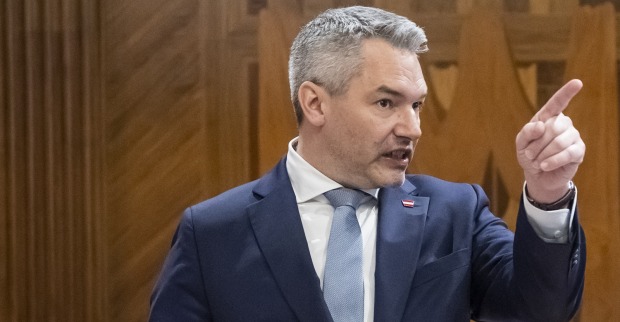 Bundeskanzler Karl Nehammer erklärt etwas und deutet dabei mit dem Zeigefinger in die Luft