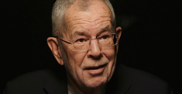 Großaufnahme von Alexander Van der Bellen vor schwarzem Hintergrund.