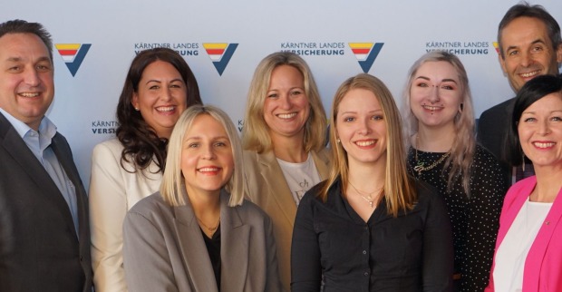 Vertreter der KLV und drei Unternehmensgründerinnen stehen vor einem Banner der KLV