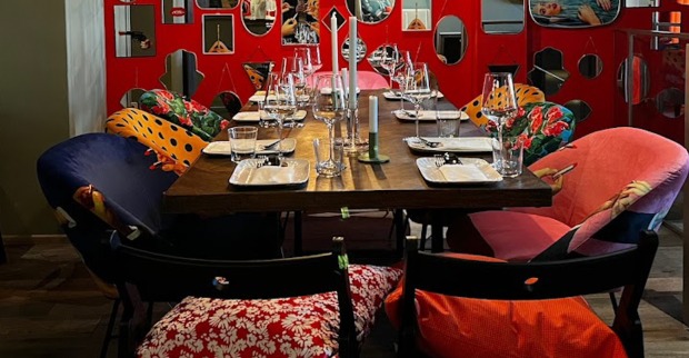 Tisch mit bunten Stühlen im Restaurant Joja