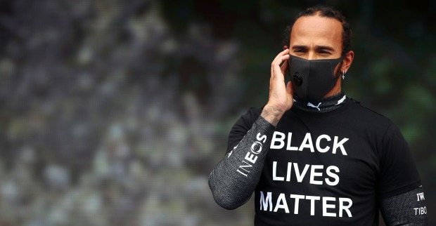 Formel1-Fahrer Lewis Hamilton hat eine politische Botschaft auf seinem T-Shirt