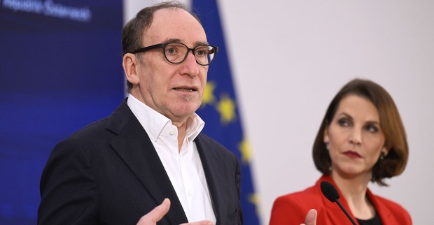 Gesundheitsminister Johannes Rauch und Verfassungsministerin Karoline Edtstadler im Pressefoyer nach dem Ministerrat.