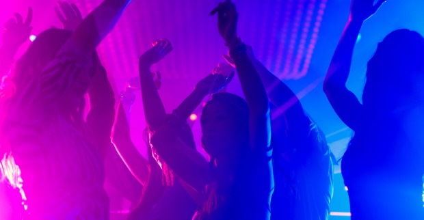 Eine Gruppe von Frauen tanzt in einem Disco-Club zur Musik