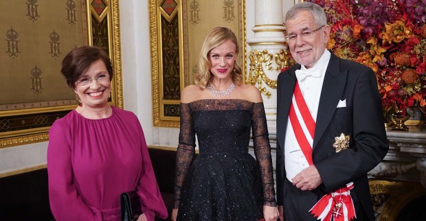 Bundespräsident Alexander Van der Bellen mit Doris Schmidauer und Mirjam Weichselbraun am Opernball