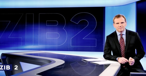 Armin Wolf moderiert 2008 im Newsroom der Sendung ZIB2