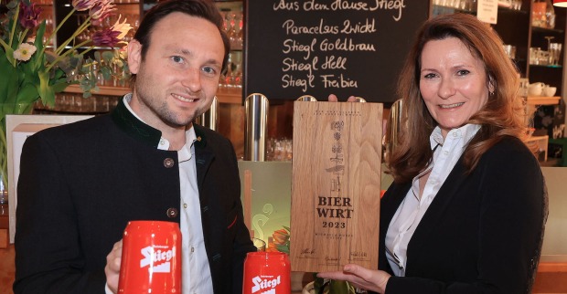 Michaela Huber und Clemens Monghy mit Bierkrügen | Credit: Erwin Jannes