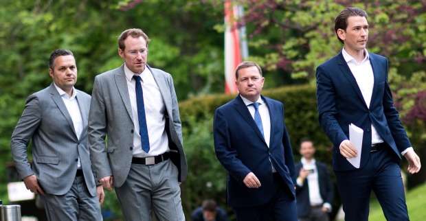 Sebastian Kurz vor ÖVP-Generalsekretär Werner Amon, links davon Kabinettsmitarbeiter Etienne Berchtold (1.v.l.) und Pressesprecher Gerald Fleischmann (2.v.l.)