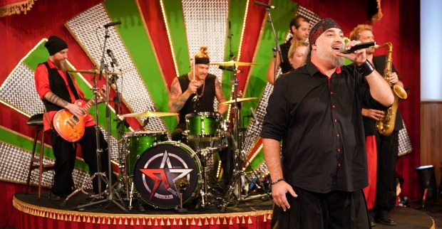Die Band Russkaja bei einem Auftritt in Willkommen Österreich