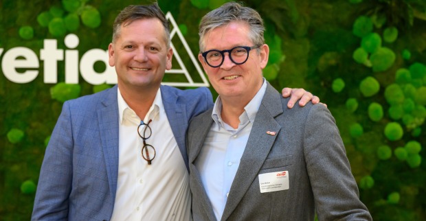 Thomas Neusiedler und Urs Weber vor einer grünen Wand | Credit: Leadersnet/Tremmel