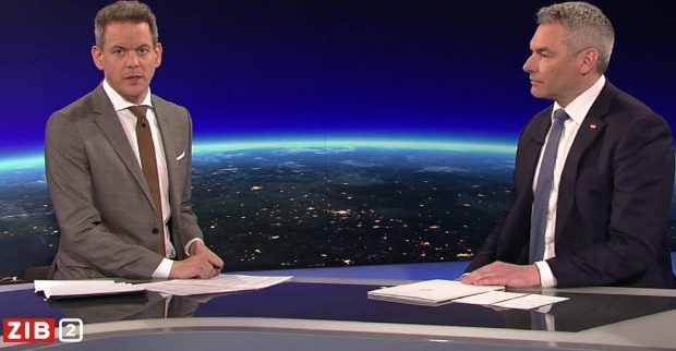 Moderator Martin Thür und Bundeskanzler Karl Nehammer (ÖVP) im Studio der ZIB2