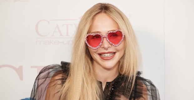 Theresia Fischer mit roter Herz-Sonnenbrille.