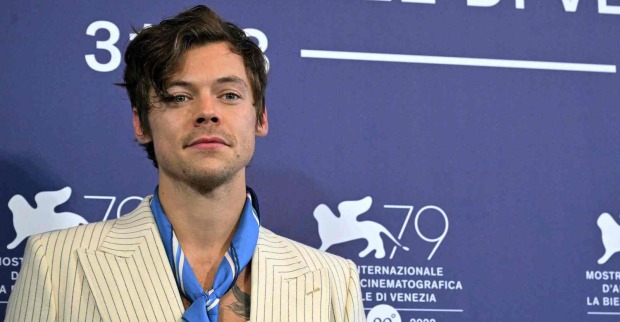 Harry Styles mit einem blauen Halstuch