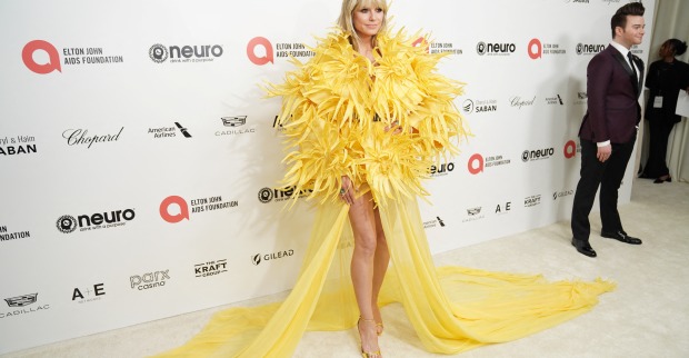 Heidi Klum im gelben Federkleid