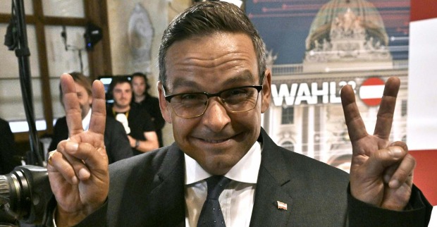 Gerald Grosz zeigt nach der Bundespräsidentenwahl das Victory-Zeichen