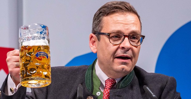 Gerald Grosz mit einem Maß Bier beim politischen Aschermittwoch der AfD