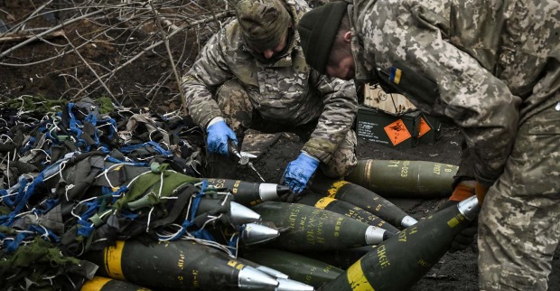 Ukrainische Soldaten bereiten Artilleriegeschosse vor