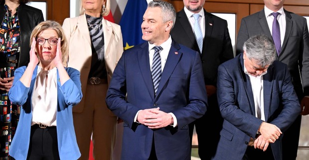 Bundeskanzler Karl Nehammer, Vizekanzler Werner Kogler und Umweltministerin Leonore Gewessler bei der Angelobung des Bundespräsidenten