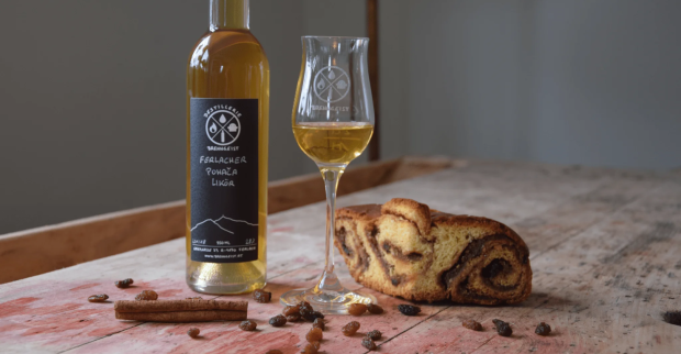 Pohaca-Likör in Flasche mit Glas