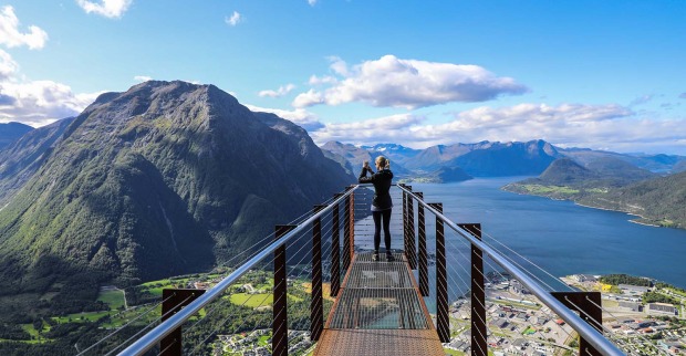 Frau fotografiert Berge von Andalsnes | Credit: iStock.com/Try Media