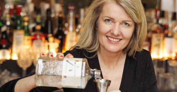 Barchefin mit langen blonden Haaren schenkt einen Cocktail ein | Credit: Alexander Felten