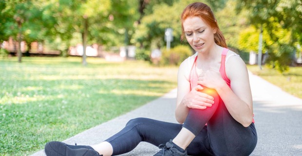 Frau hält sich ihr schmerzendes Knie | Credit: iStock.com/Paolo Cordoni