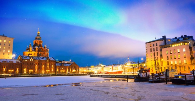 Nordlichter über dem gefrorenen Hafen im Stadtteil Katajanokka | Credit: iStock.com/Delpixart