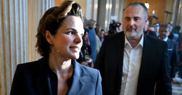 Pamela Rendi-Wagner in Großaufnahme im Gehen nach einem Termin. Hinter ihr folgt Hans-Peter Doskozil, im Hintergrund weitere Menschen.