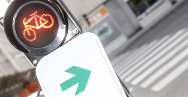 Rote Fahrradampel mit einem grünen Rechtsabbiegepfeil | Credit: PID/Christian Fürthner