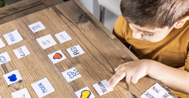 Kind lernt Sprachen mit Kärtchen | Credit: iStock.com/coscaron