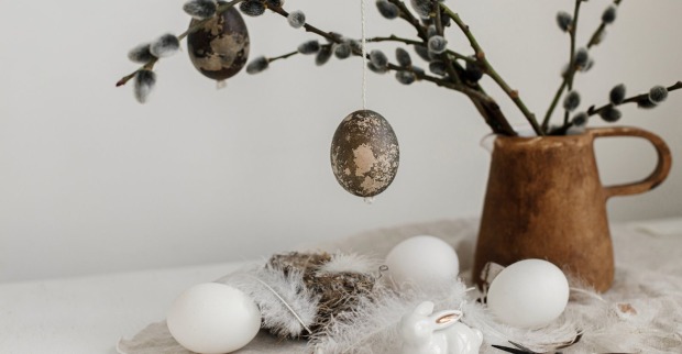 Ein Osterstrauch steckt in einer Vase mit Schwarz-Weißer Deko | Credit: iStock,com/Bogdan Kurylo
