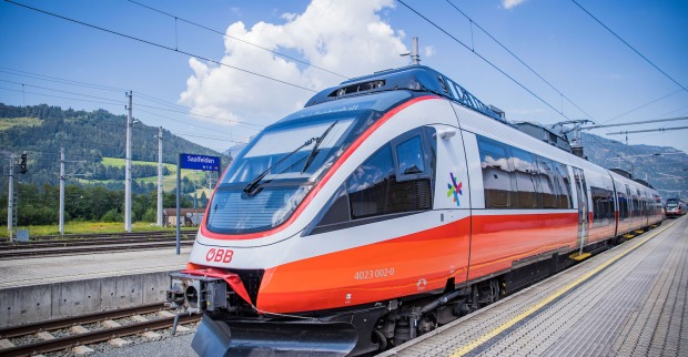 Zug am Bahnhof Saalfelden