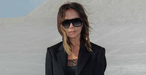 Victoria Beckham mit schwarzer Sonnenbrille.
