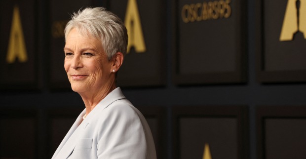 Jamie Lee Curtis in weißem Hosenanzug bei eine Premiere.
