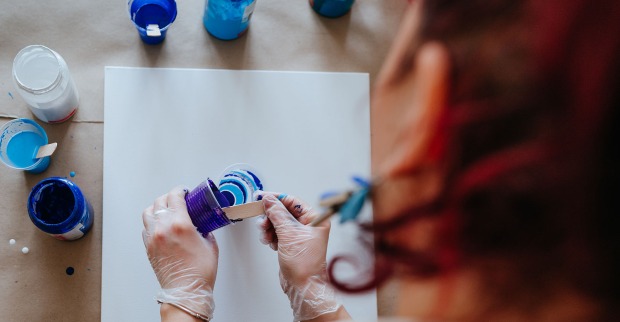 Künstlerin betreibt Acrylic Pouring | Credit: iStock.com/lithiumcloud