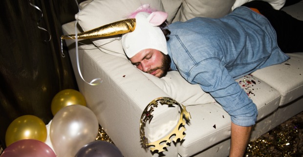 Betrunkener Mann schläft auf dem Sofa.